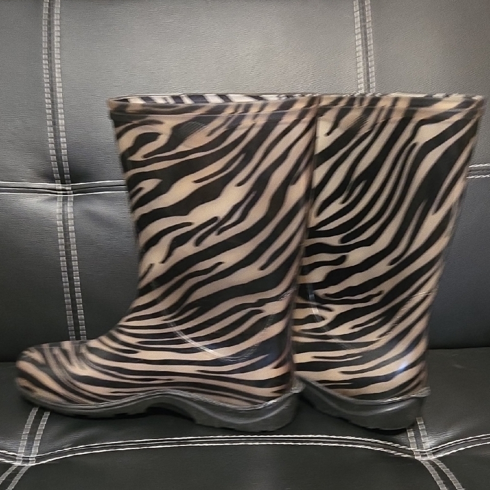 Sloggers Zebra Print Winter Rain Boots - Black and Grey - Picture 7 of 7